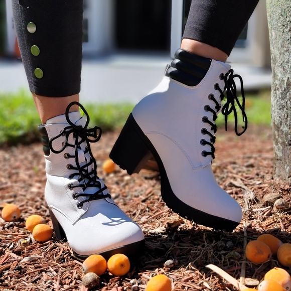 Stylish White Lace-Up Boots for Women - Picture 7 of 9